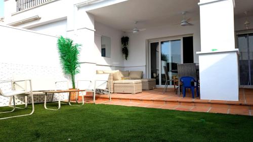 Adosado con espectacular jardín en resort de golf