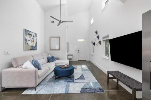 a living room with a couch and a tv at The Polygon, Park Circle, Pet Friendly in Charleston