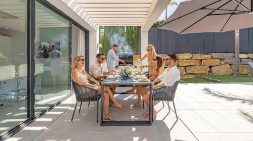 VACATION MARBELLA I Villa De La Resina, Infinity Pool, 24-7 Security, Rooftop Solarium, BBQ, Golf Community, Africa Views