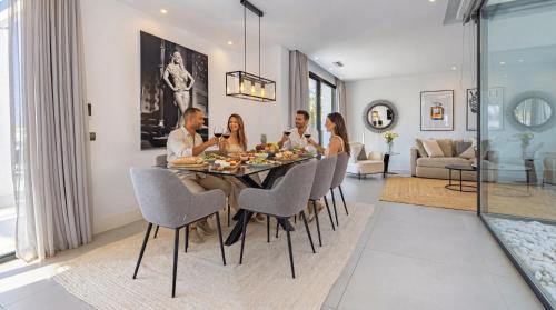 VACATION MARBELLA I Villa De La Resina, Infinity Pool, 24-7 Security, Rooftop Solarium, BBQ, Golf Community, Africa Views