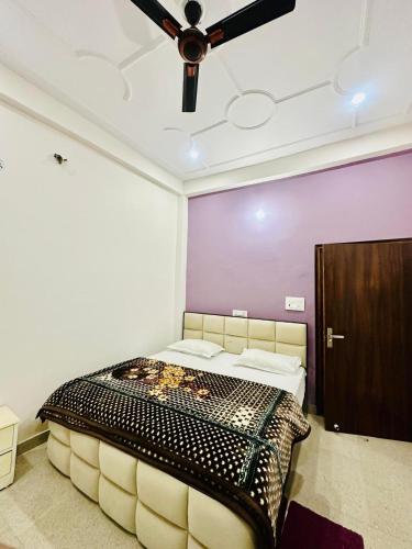 ein Schlafzimmer mit einem Bett und einem Deckenventilator in der Unterkunft Narayan Square in Bhilwāl