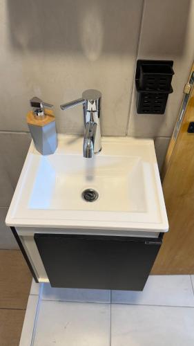 a white bathroom sink with a faucet at Loft Horizonte Viedma in Viedma
