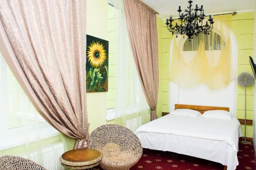 Un pat sau paturi într-o cameră la Guest House De Rishelye