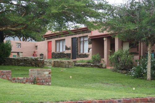 a house with a green yard with a yard at Karoo Saloon in Barrydale