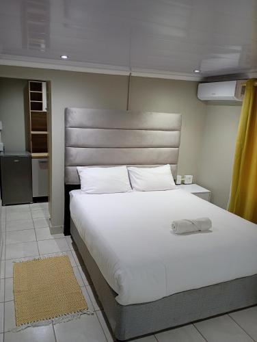 a bedroom with a large white bed in a room at Ashdown BnB in Pietermaritzburg