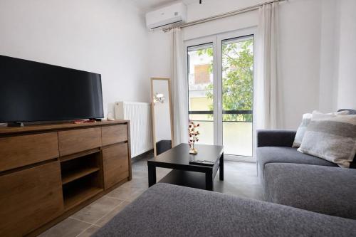 Piraeus Port Steps Away - Ground Floor Apt By ΜΡS