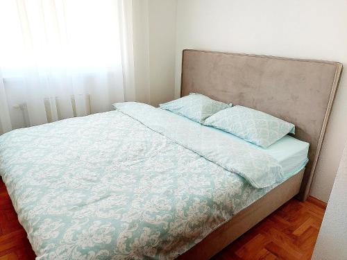 a bed with two pillows on it in a bedroom at Apartman Stella Banja Luka in Krndija