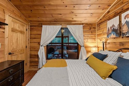 a bedroom with a bed in a log cabin at The Racoons Nest in Copperhead Lodge in Blairsville