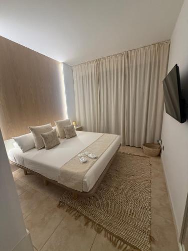 a bedroom with a large bed in a room at Zen Garden Apartment in Vera