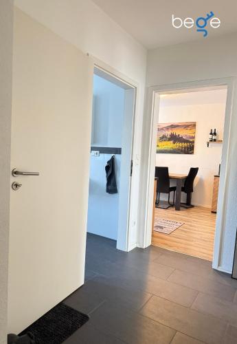 a hallway with a door leading to a dining room at BEGE APARTMENTS SmartLoft in Hof