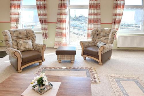 a living room with two chairs and a table at Zach Family in Lübbenau