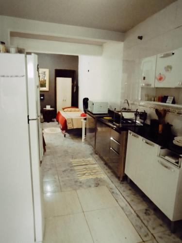 a kitchen that is being remodeled with at Doce lar in Maringá