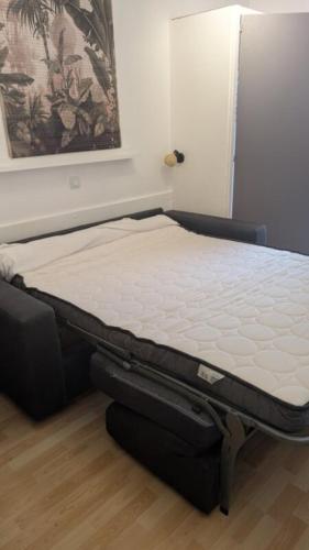 a bed sitting on top of a room at T1 curistes et vacances in Dax