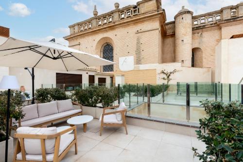 Three bedroom duplex with terrace and pool