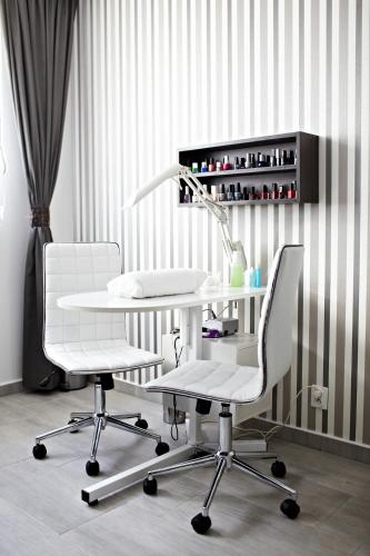 a white table and two chairs in a room at Hotel Jantar Wellness & Spa in Ustka