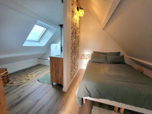a bedroom with a bed and a window at L'escapade ansérienne in Oye-Plage