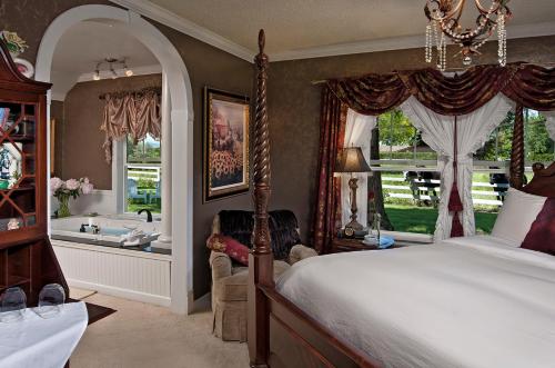 a bedroom with a bed and a bathtub and a bedroom with a bed at Cozy Rose Inn in Prosser