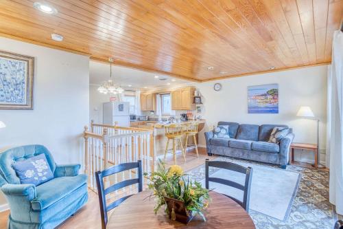 ein Wohnzimmer mit zwei Stühlen und einem Tisch in der Unterkunft Sitka Sky in Oceanside