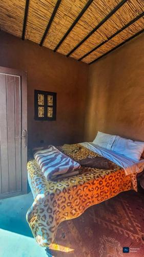 a room with two beds in a room with a window at Nomadic Stay in Mhamid