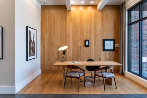 a dining room with a table and chairs at Luxury 2 Bedroom Residence With Fitness and Outdoor Pool in Los Angeles