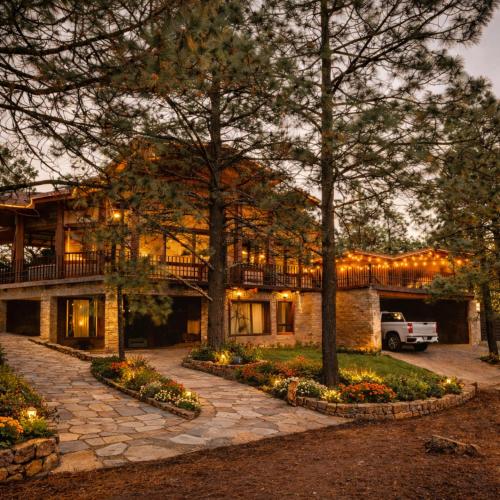 a large house with trees and a driveway at Cabaña Santa Fe in Mesa de las Tablas