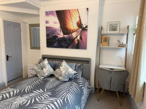 a bedroom with a bed and a picture on the wall at Spacious 4BR for Contractors, Groups, Families in Bournemouth