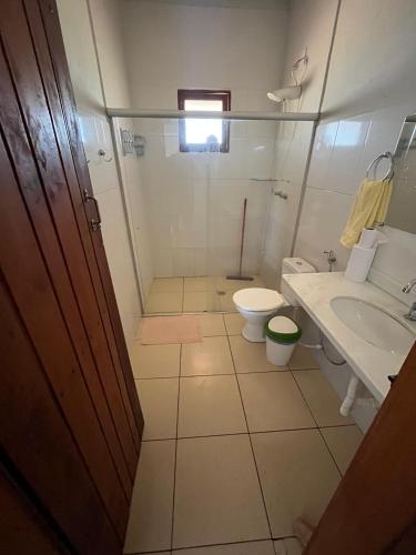 a bathroom with a toilet and a sink at Quintal de minas Pousada in Delfinópolis