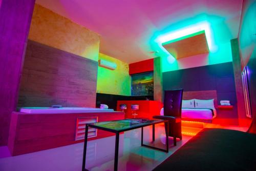 a room with a bed and a table in it at COSMOPOLITAN Autohotel in Boca del Río