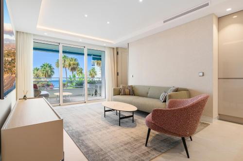 Modern Beachfront 2-Bedroom Apartment