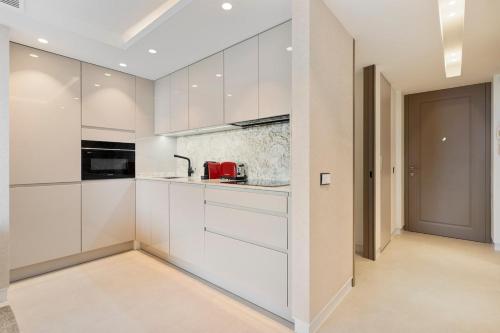 Modern Beachfront 2-Bedroom Apartment