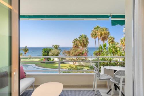 Modern Beachfront 2-Bedroom Apartment