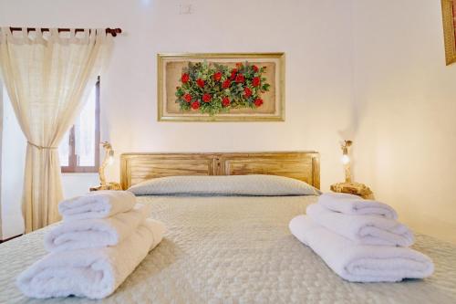 a bedroom with two white towels on a bed at Rifugio dei Briganti in San Donato Val di Comino