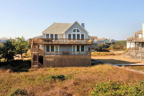 a house sitting on top of a grassy hill at 2408 - Herring Gull in Duck