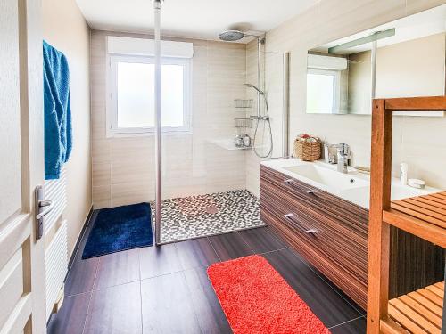 a bathroom with a tub and a sink and a shower at Appartement lumineux proche Genève et Jura 3 chambres, terrasses et parking in Gex
