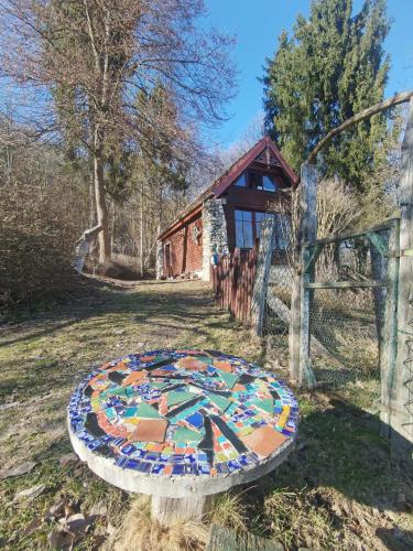 Domek Samotnia w ogrodzie