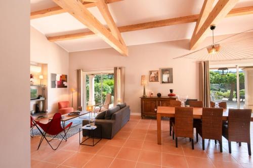 Elegant 4 bedroom villa in a quiet area with swimming pool