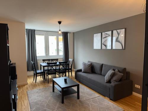 KUELhome - Apartment 1BR, Train Station, Central, Modern