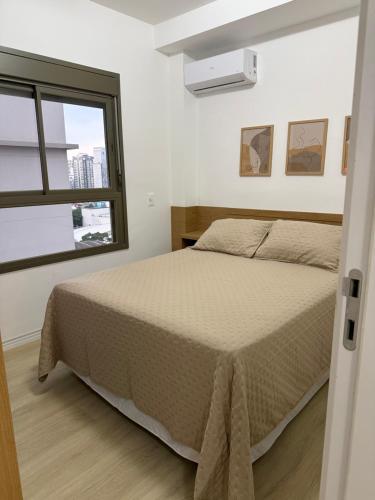 a bedroom with a bed and a window at Maison Perdizes 506 - Até 6 pessoas - Allianz Parque in São Paulo