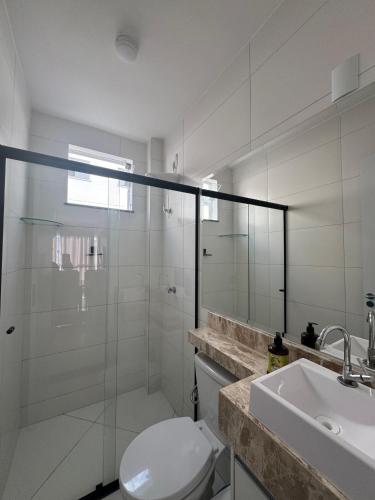a bathroom with a toilet and a shower and a sink at Dona Olivia Universidade 08 in Vitória da Conquista
