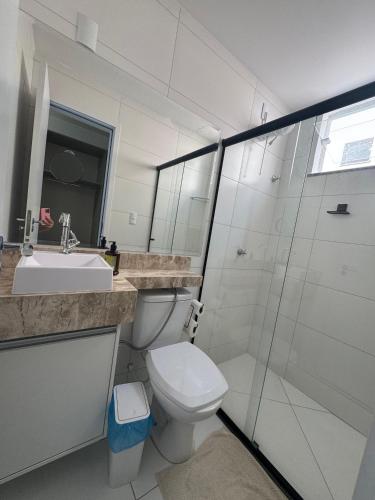 a bathroom with a toilet and a sink and a shower at Dona Olivia Universidade 08 in Vitória da Conquista