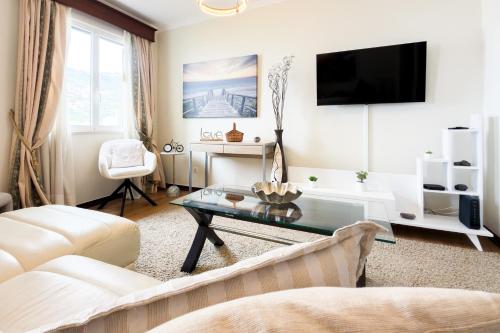 Seaside Orchid-Ocean & Mountain Views-Free Parking-Walk to Câmara de Lobos