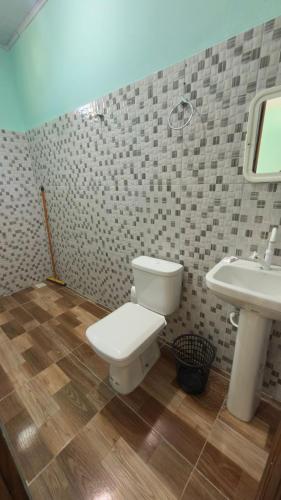 a bathroom with a toilet and a sink at Pousada Villa Maria Corumbau in Corumbau