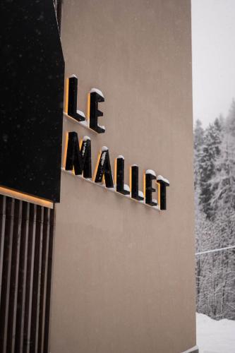 a sign on a wall that reads the mall at Le Mallet, Courmayeur, Alpine Homesuite in Courmayeur
