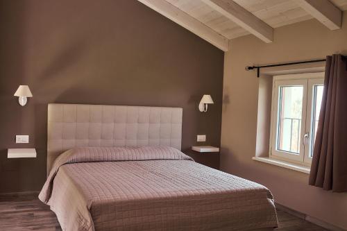 a bedroom with a bed and a window at Vigne dei Mastri in Costigliole dʼAsti