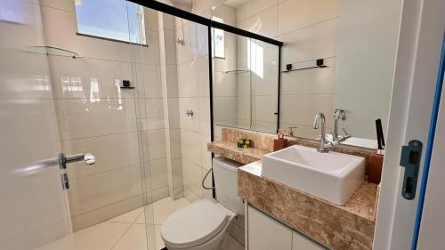 a bathroom with a toilet and a sink and a shower at Dona Olivia Universidade 17 in Vitória da Conquista
