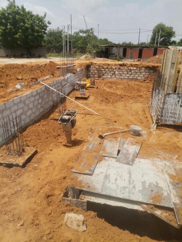 eine Baustelle mit einer Stützmauer in der Unterkunft Kaffolo in Abidjan