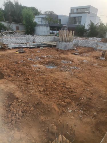 eine Baustelle mit einer Stützmauer in der Unterkunft Kaffolo in Abidjan