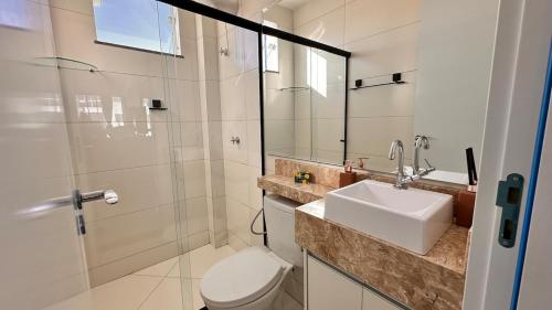 a bathroom with a toilet and a sink and a shower at Dona Olivia Universidade 16 in Vitória da Conquista