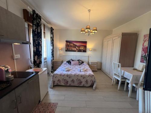 a kitchen and a bedroom with a bed in a room at Monolocale Pink Borgo Roma GB Rossi friendly Verona in Verona