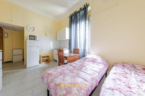 a small room with a bed and a kitchen at Casa dell'amicizia in Milan
